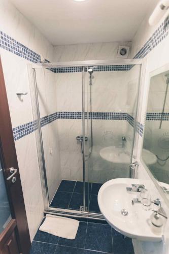 Un baño de SU Hotel