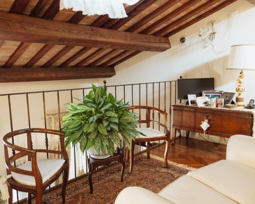 a living room with a table and chairs at B&B Al Re in Cesena