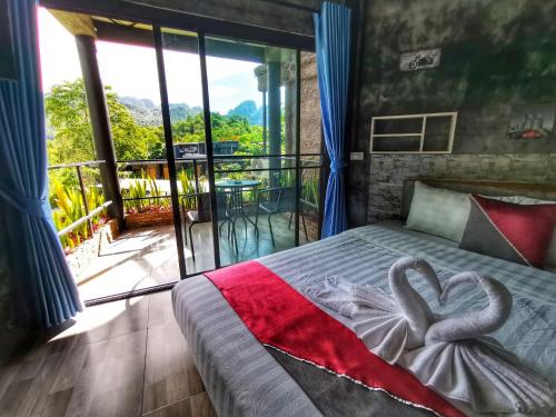 Säng eller sängar i ett rum på Keeree Loft Resort