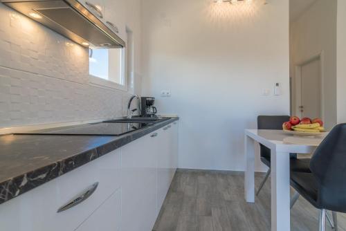 Η κουζίνα ή μικρή κουζίνα στο Apartments Enona