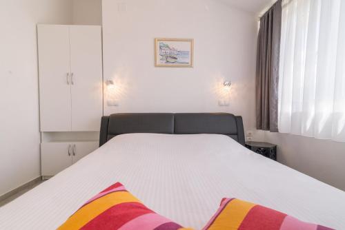 Ένα ή περισσότερα κρεβάτια σε δωμάτιο στο Apartments Enona
