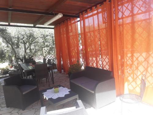 a gazebo with a table and chairs on a patio at Domu de Palla- IUN-E5167 in Bauladu