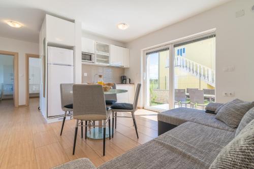 Η κουζίνα ή μικρή κουζίνα στο Apartments Enona