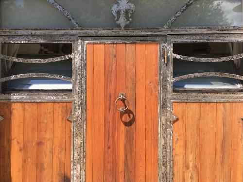 an old wooden door with a ring on it at Villa Baronzola in Montevarchi