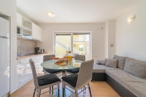 Η κουζίνα ή μικρή κουζίνα στο Apartments Enona