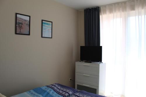 Una televisión o centro de entretenimiento en Korall Apartman