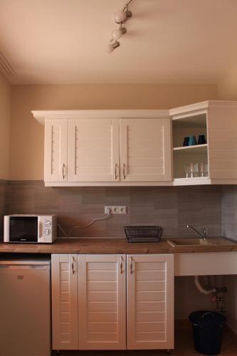 Una cocina o cocineta en Korall Apartman
