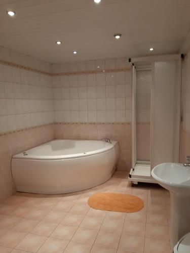 bagno con vasca e lavandino di Majaka Hostel a Tallinn