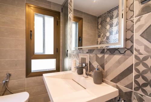 マラガにあるLuxury Premiumのバスルーム(白い洗面台、鏡付)