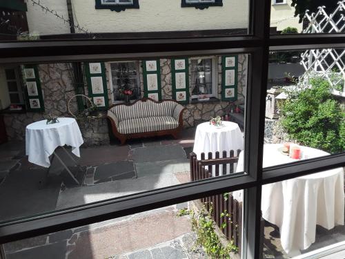 einen Blick aus dem Fenster einer Terrasse mit 2 Tischen in der Unterkunft Hotel Feiler in Muggendorf