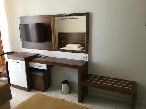 アランヤにあるMuz Hotelの鏡付きデスク、ベッド1台が備わる客室です。