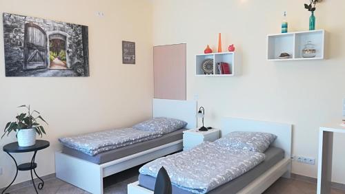 um quarto com duas camas e uma mesa em Helles 1-Zimmer-Apartment in Hemmingen/Hannover em Hemmingen