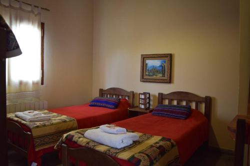 Ліжко або ліжка в номері Azul Humahuaca Hostal