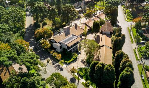 uma vista aérea de uma casa com um quintal em Vila Suzana Parque Hotel em Canela