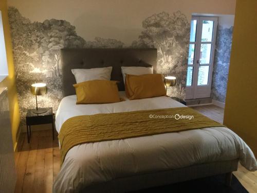 1 dormitorio con 1 cama grande con almohadas amarillas en La Billebaude, en Mulsans