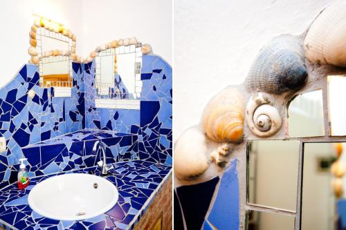 a bathroom with a sink and a mirror at Gästehaus Mezcalero in Dresden