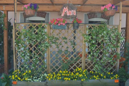 Ein Garten an der Unterkunft Appartamento Mara