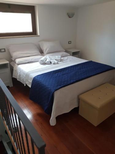 um quarto com uma cama com duas toalhas em Petra Marina Suite em Pisciotta