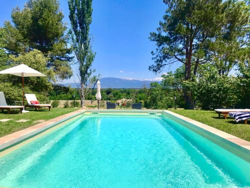 a swimming pool with a view of the mountains at Domaine de La Brave in Pernes-les-Fontaines