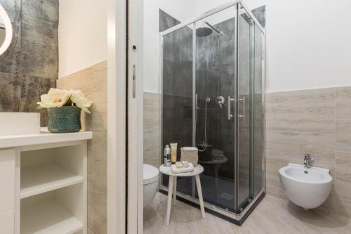 Un baño con ducha, inodoro y lavabo. en Via San Giacomo 10, en Cagliari