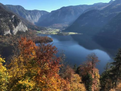 a view of a lake in the mountains at Landhaus Lilly in Obertraun