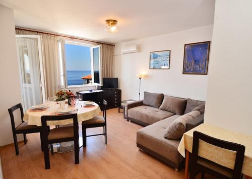 - un salon avec un canapé et une table dans l'établissement Dubrovnik Apartment Vista Mar, à Dubrovnik