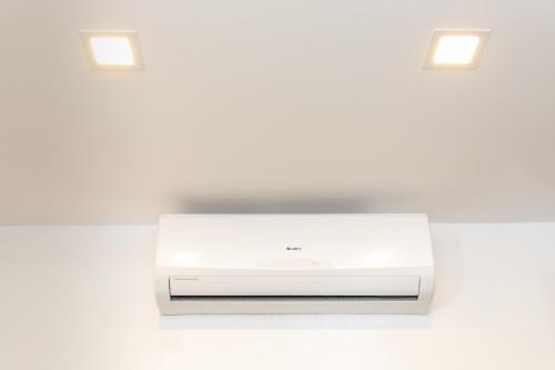  Moscow Boutique Hotel -  Chambre  photo :   Tea/Coffee maker    Minibar    Shower                           