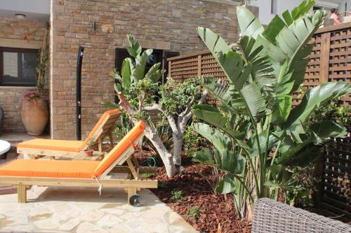 Taman di luar Paradisos luxury villas next to beach