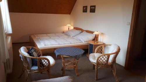 מיטה או מיטות בחדר ב-Chalupa Ivana Bozkov