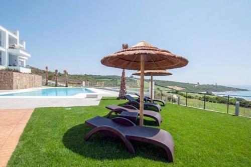 Bazén v ubytování New front line beach-golf La Alcaidesa San Roque The Links 1 nebo v jeho okolí