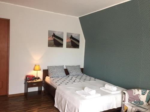 um quarto com uma cama e uma parede em tons de verde em Willa Bras em Władysławowo