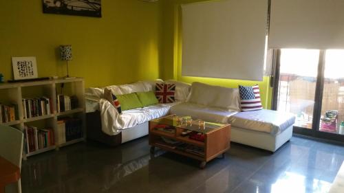 een woonkamer met een bank en een salontafel bij Habitacion junto Torres Serranos in Valencia