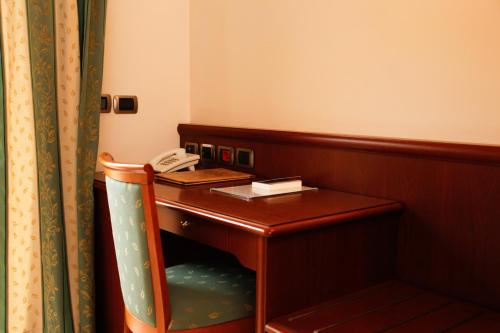 a room with a wooden desk with a telephone at Garda Family House in Brenzone sul Garda
