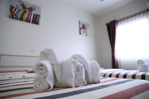 a hotel room with two beds with towels at TD Bangkok in Bangkok