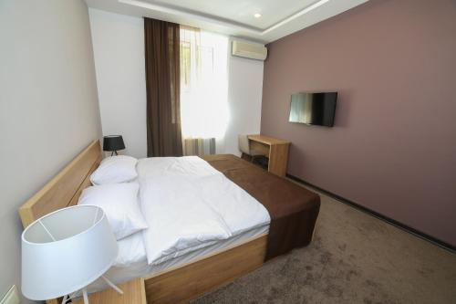  Moscow Boutique Hotel -  Chambre  photo :    Tea/Coffee maker    Minibar    Shower                            