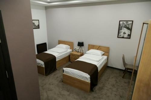  Moscow Boutique Hotel -  Chambre  photo :   Tea/Coffee maker    Minibar    Shower                           