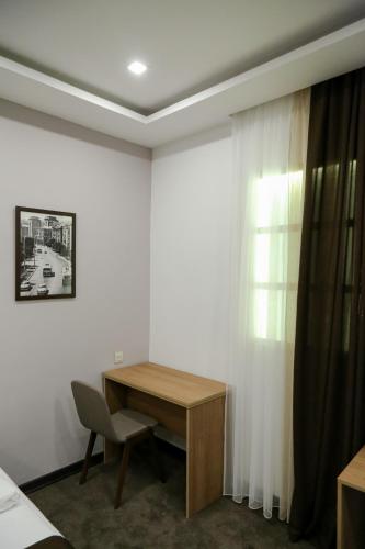  Moscow Boutique Hotel -  Chambre  photo :   Tea/Coffee maker    Minibar    Shower                           