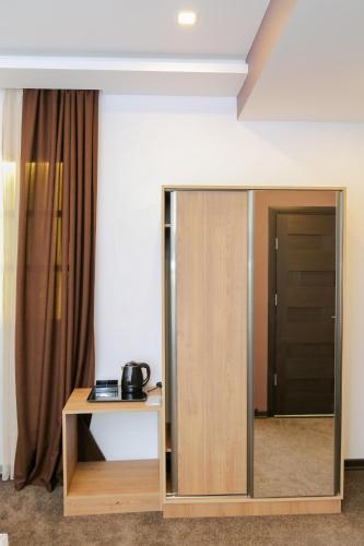  Moscow Boutique Hotel -  Chambre  photo :   Tea/Coffee maker    Minibar    Shower                           