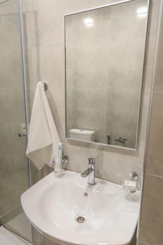  Moscow Boutique Hotel -  Chambre  photo :   Tea/Coffee maker    Minibar    Shower                           