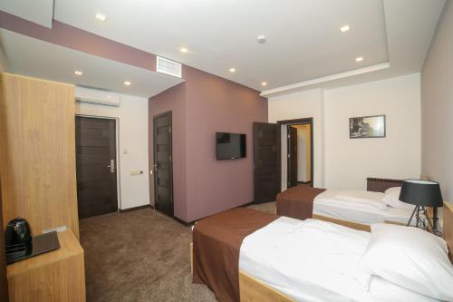  Moscow Boutique Hotel -  Chambre  photo :    Tea/Coffee maker    Minibar    Shower                            