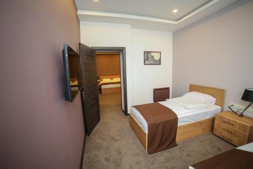  Moscow Boutique Hotel -  Chambre  photo :   Tea/Coffee maker    Minibar    Shower                           