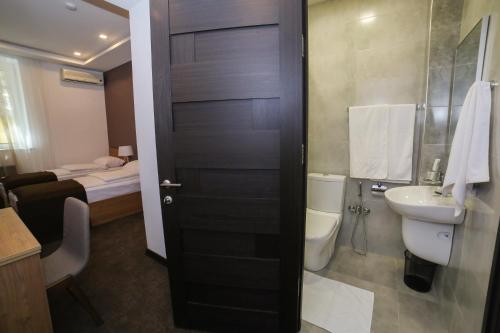  Moscow Boutique Hotel -  Chambre  photo :   Tea/Coffee maker    Minibar    Shower                           