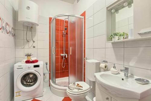 a bathroom with a shower and a toilet and a sink at Apartment Amfiteatar Moris in Pula