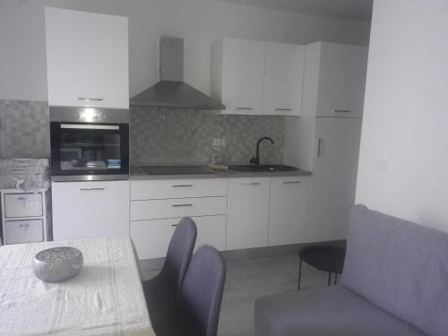 Кухня или мини-кухня в Apartment Tea 2
