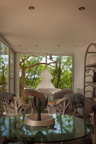 un salon avec une table et des chaises et une fenêtre dans l'établissement Gîte de l'oppidum, à Rochecorbon