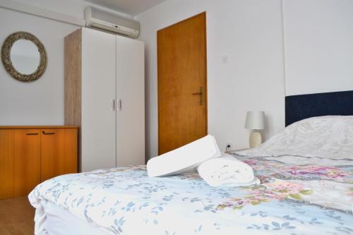 Una cama o camas en una habitación de Riverside apartment #1. View over Fortress Kastel