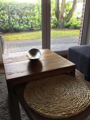 a spoon sitting on a wooden table next to a window at Apartment 1 mit Terrasse und PKW-Stellplatz in Leverkusen