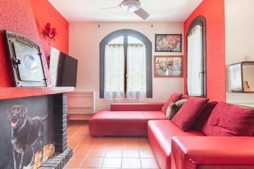 a red living room with a red couch and a fireplace at Gangdigiorgia in Capitana