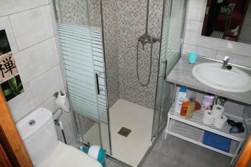 ein Badezimmer mit Dusche, Toilette und Waschbecken in der Unterkunft Burero Beach Stay - Quiet in Playa del Burrero