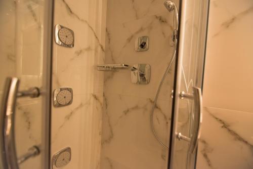 Un baño de acquablue apartments